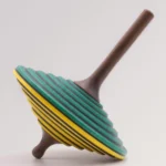 Mader Kreisel Tukan Dunkelgruen Gelb 1024x1024@2x E1733687539348.webp Mader Kreisel Tukan Dunkelgruen Gelb 1024x1024@2x E1733687539348.webp