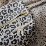 Trousse De Toilette Vic Imprime Graou Greige E2d57276 80c6 4a4e B9f6 63a3465e04c81 E1727169484490.jpg Trousse De Toilette Vic Imprime Graou Greige E2d57276 80c6 4a4e B9f6 63a3465e04c81 E1727169484490.jpg