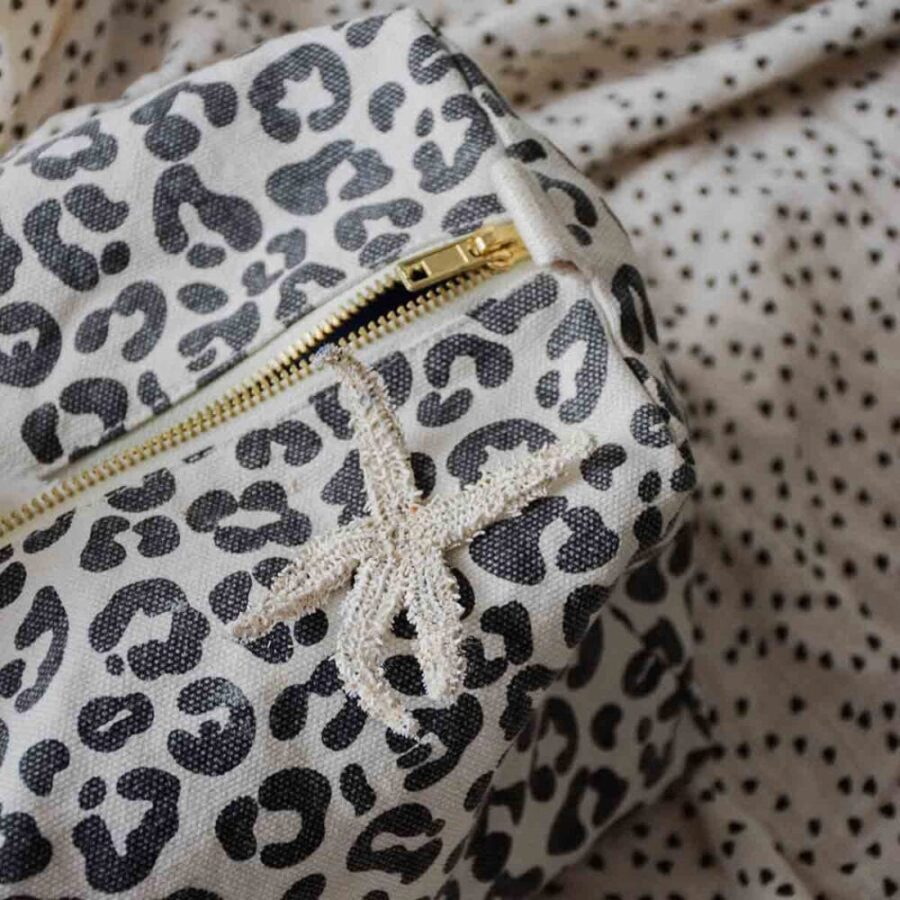 Trousse De Toilette Vic Imprime Graou Greige E2d57276 80c6 4a4e B9f6 63a3465e04c81 E1727169484490.jpg Trousse De Toilette Vic Imprime Graou Greige E2d57276 80c6 4a4e B9f6 63a3465e04c81 E1727169484490.jpg