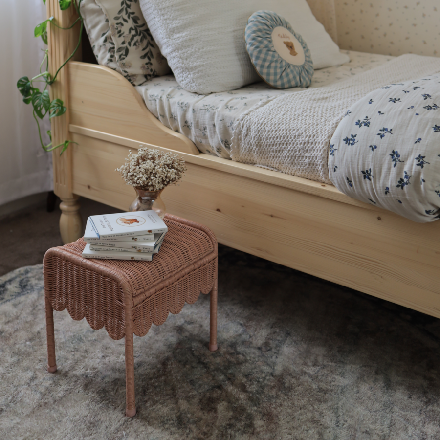 Petal Storie Stool Seashell Pink5.png