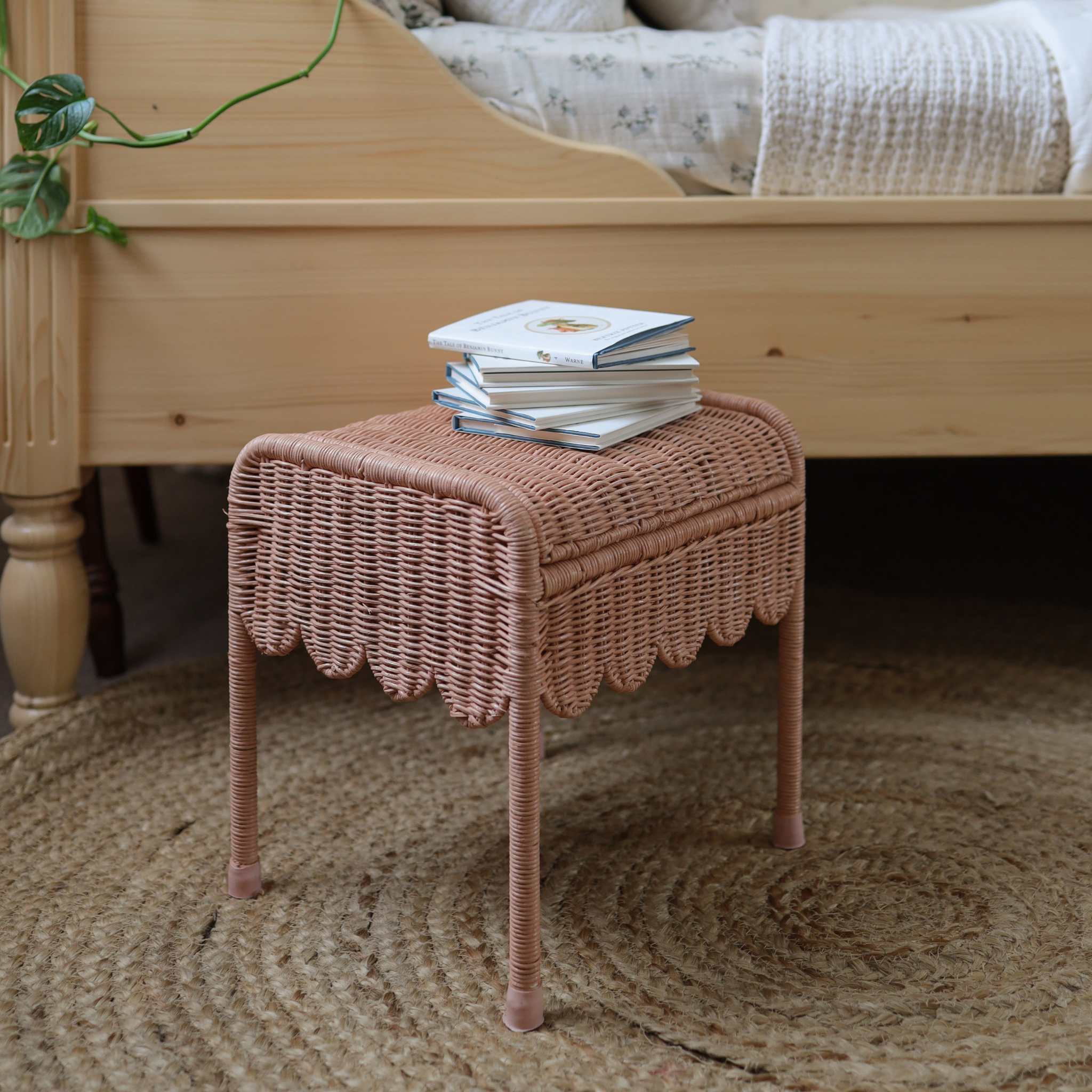Petal Storie Stool Seashell Pink6.png