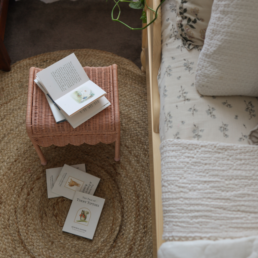 Petal Storie Stool Seashell Pink7.png