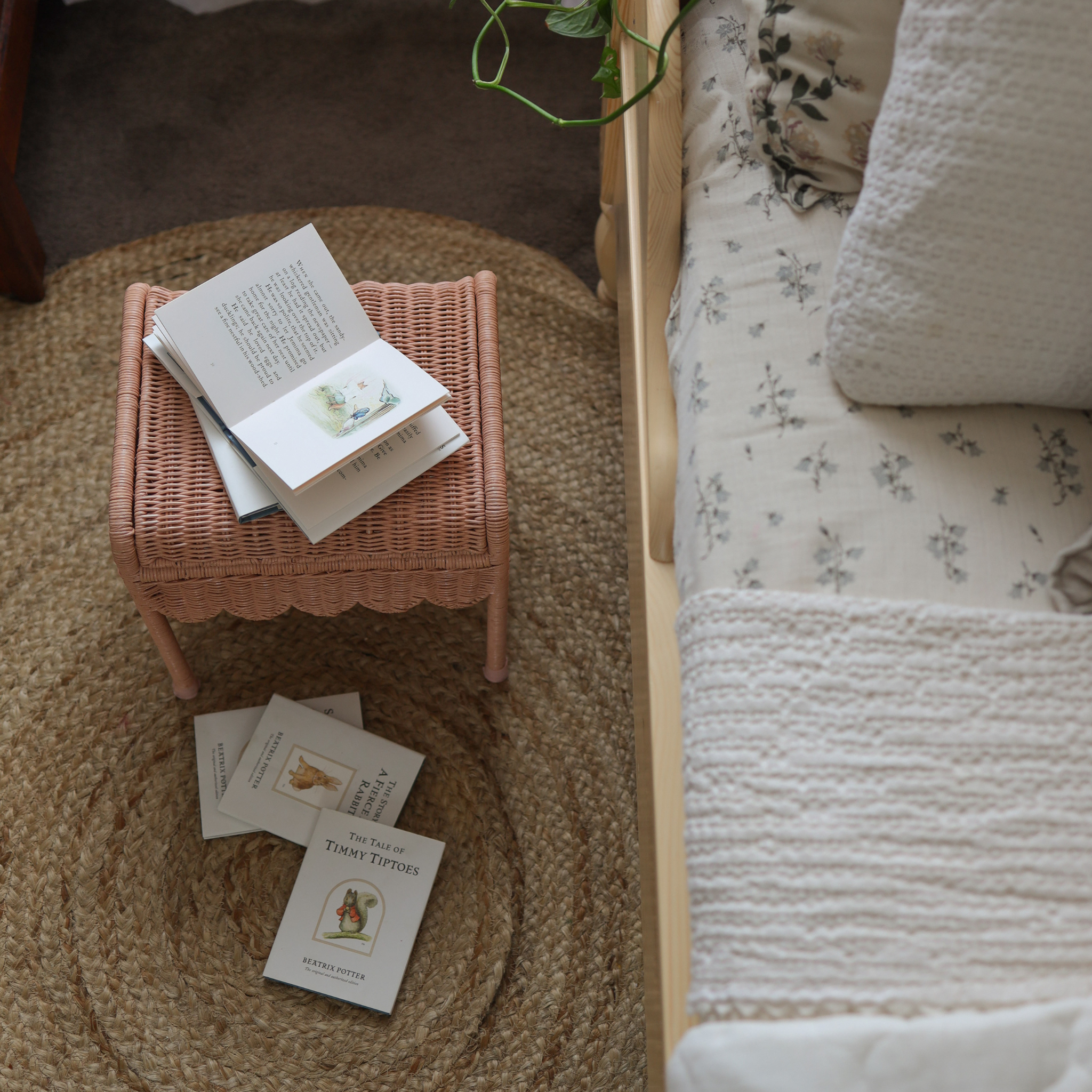 Petal Storie Stool Seashell Pink7.png