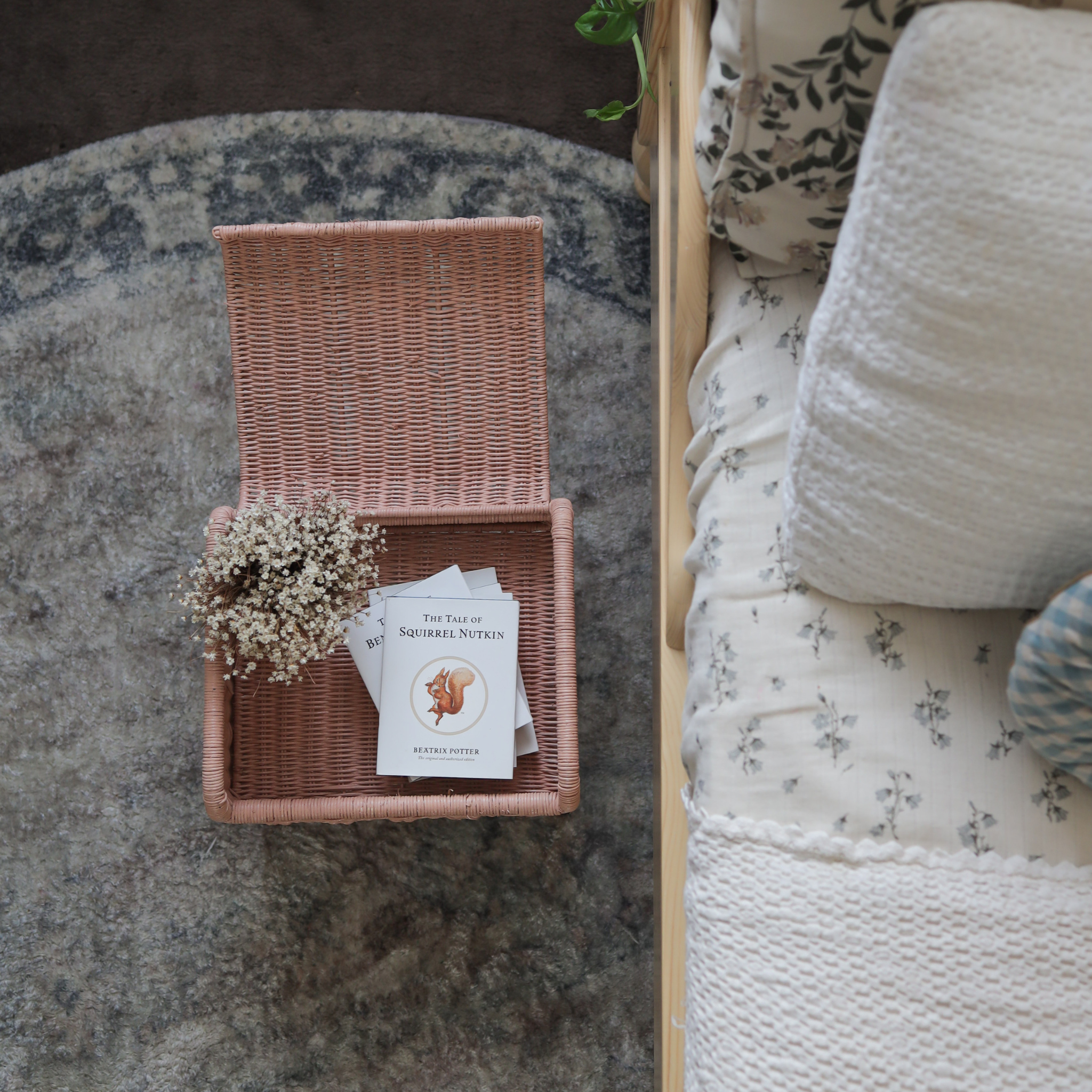 Petal Storie Stool Seashell Pink8.png