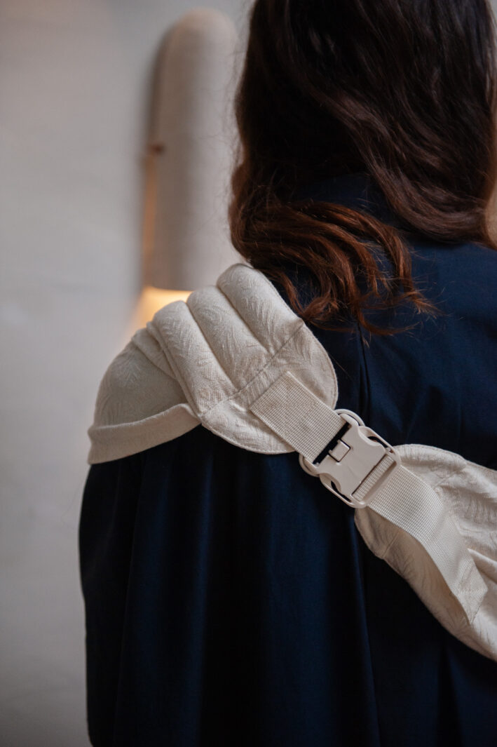 Mama Hangs Porte Bambin Carry & Walk Palm Ecru 0288 Mama Hangs Porte Bambin Carry & Walk Palm Ecru 0288