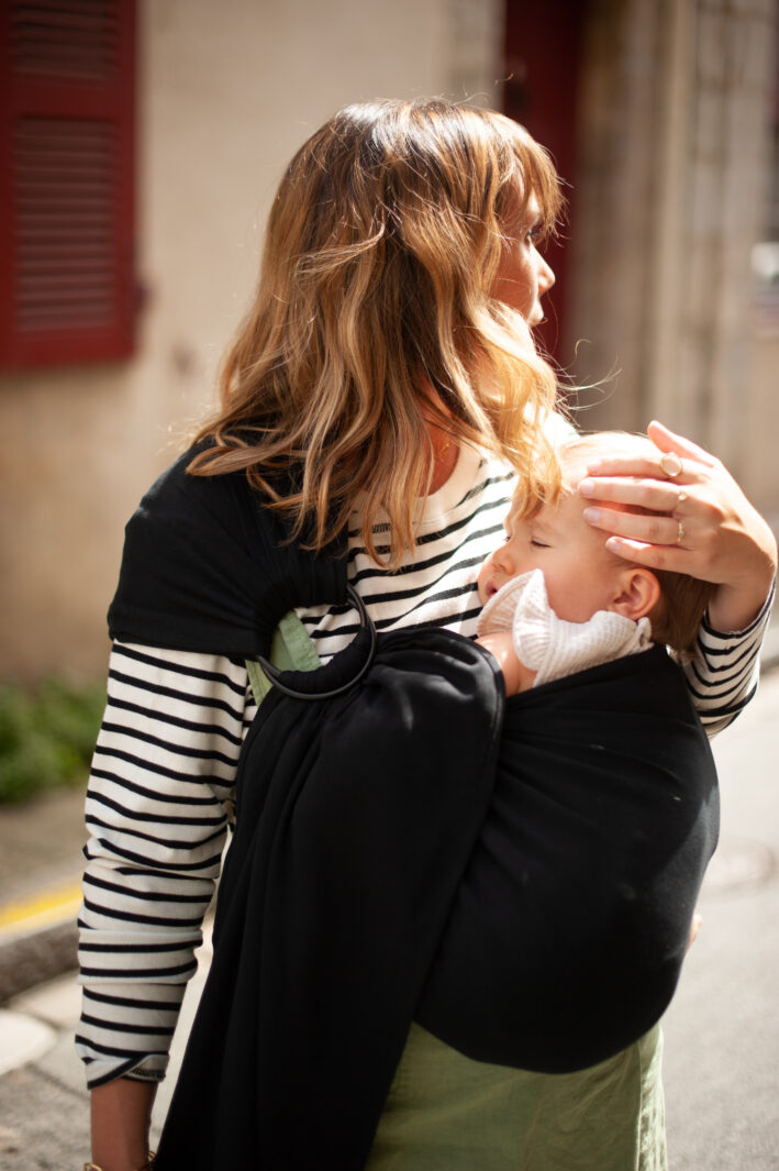 Mama Hangs Porte Bébé Physiologique Sling Noir 2