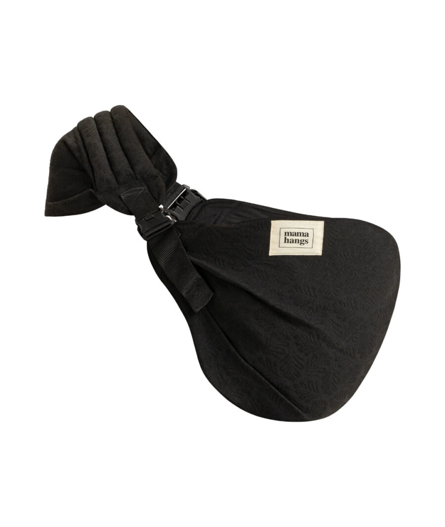 Mama Hangs Carry And Walk Jacquard Noir Fabrique Au Portugal.webp Mama Hangs Carry And Walk Jacquard Noir Fabrique Au Portugal.webp