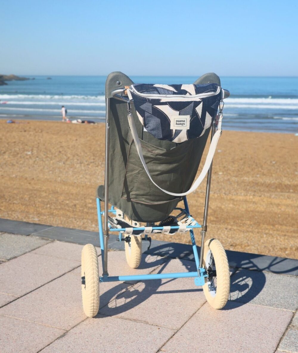 Mama Hangs Banane Organisateur De Bebe Bloom Bag Fabrique Au Portugal 1080 1280 Indigo Poussette