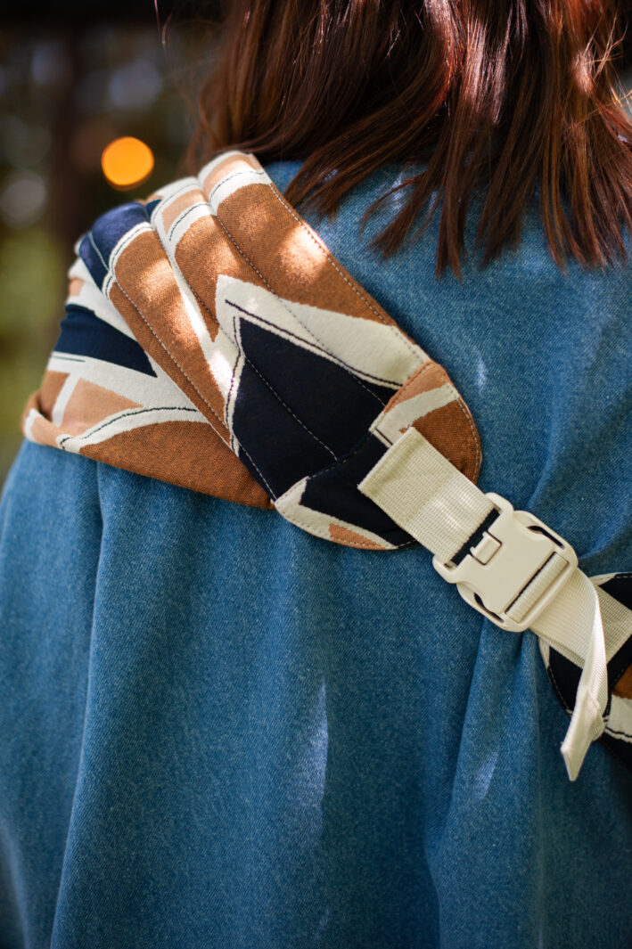 Mama Hangs Porte Bambin Carry & Walk Earth 1141 Mama Hangs Porte Bambin Carry & Walk Earth 1141