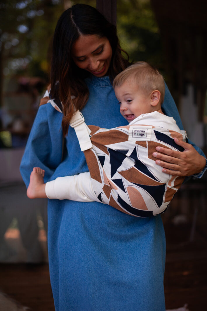 Mama Hangs Porte Bambin Carry & Walk Earth 1153 Mama Hangs Porte Bambin Carry & Walk Earth 1153