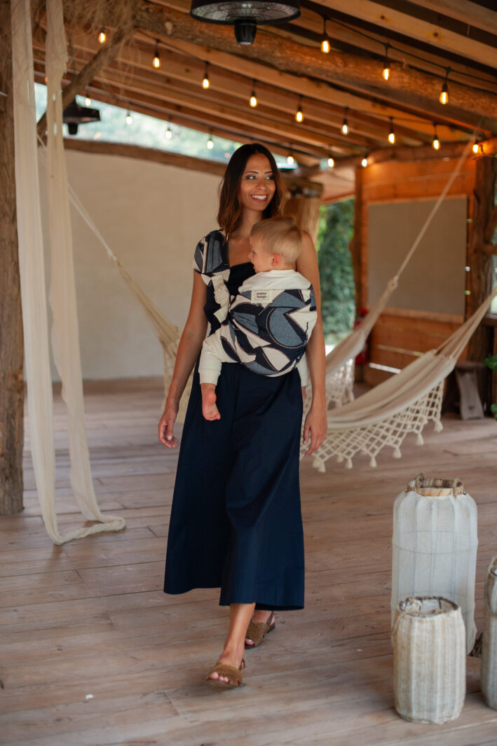 Mama Hangs Porte Bambin Carry & Walk Indigo 1391 Mama Hangs Porte Bambin Carry & Walk Indigo 1391