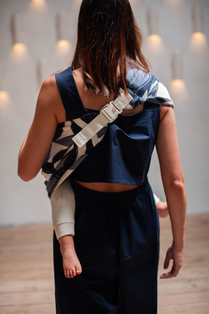 Mama Hangs Porte Bambin Carry & Walk Indigo 1407 Mama Hangs Porte Bambin Carry & Walk Indigo 1407