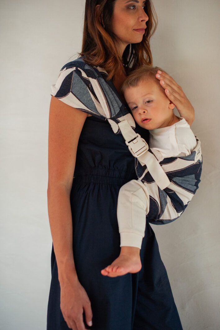 Mama Hangs Porte Bambin Carry & Walk Indigo 1415 Mama Hangs Porte Bambin Carry & Walk Indigo 1415